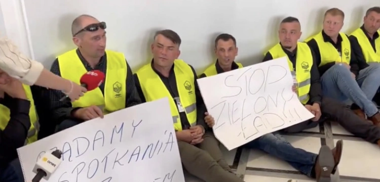 Rolnicy okupują Sejm. Żądają spotkania z Tuskiem