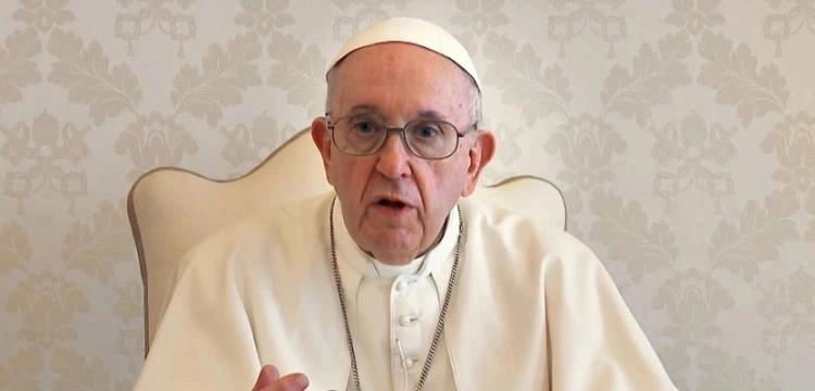 Franciszek próbuje bronić „Fiducia supplicans”. Posłużył się zaskakującą analogią