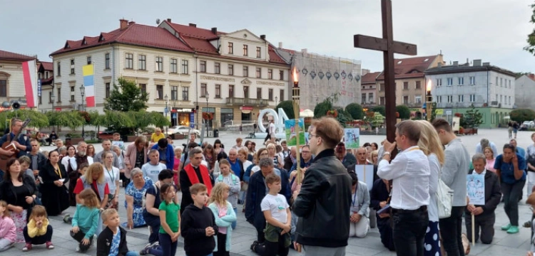 Wadowice: Droga Krzyżowa w intencji dzieci z rozważaniami o rodzinie Ulmów