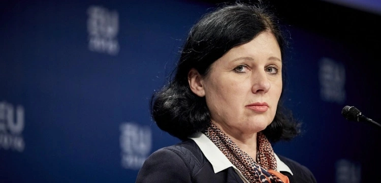 Przywiezie świeże instrukcje z Brukseli? Jourova odwiedzi jutro Warszawę