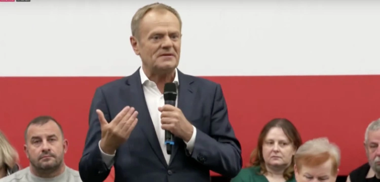 Tusk chciał być „fajny”. Nazwał premiera „bambikiem”