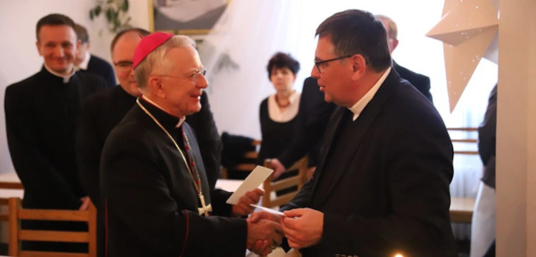 Abp Jędraszewski: Nie pozwólmy wyrwać sobie opłatka z rąk!