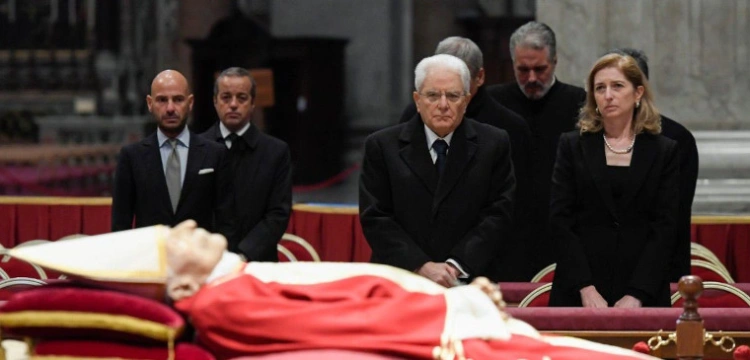 W Bazylice Świętego Piotra gromadzą się tłumy żałobników chcących oddać cześć Benedyktowi XVI