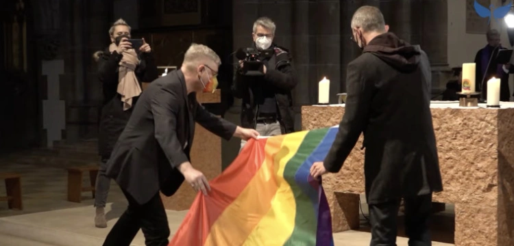 Po śmierci Benedykta XVI i kard. George’a Pella Watykan nasila promocję agendy LGBT?