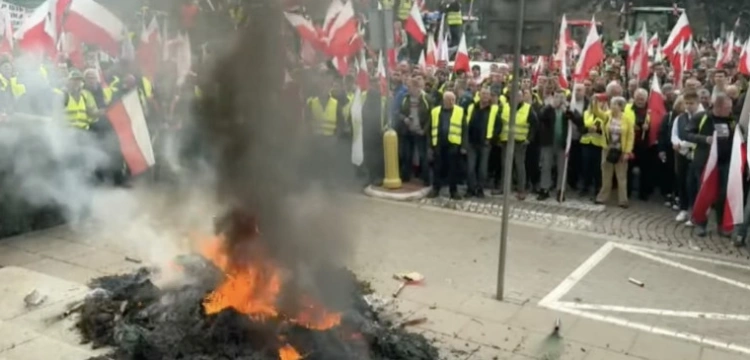 Gorąco we Wrocławiu. Rolnicy przynieśli trumnę przed urząd wojewódzki