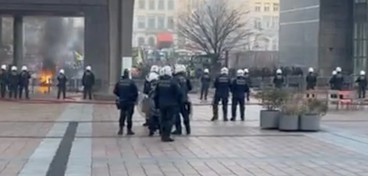 „Uśmiechnięta Europa wita rolników”. Europosłowie komentują zamieszki w Brukseli