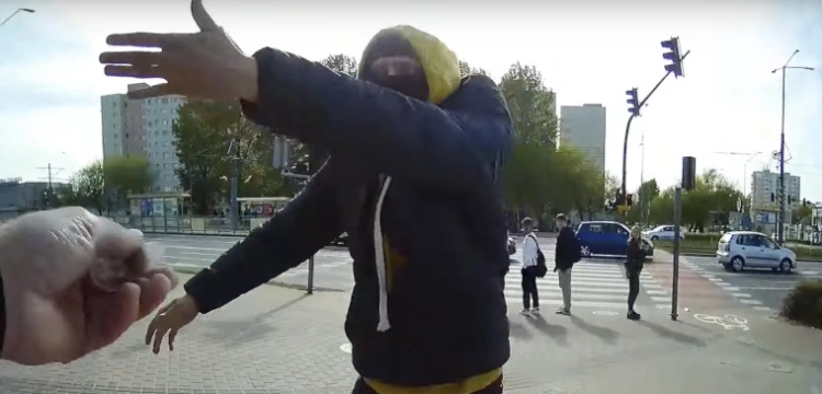 Napad na uczestników publicznego różańca w Elblągu. Do sieci trafiło nagranie ze zdarzenia