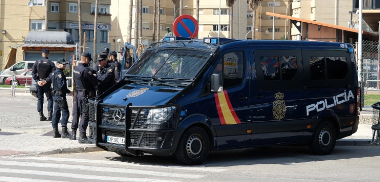 Hiszpania. Policja rozbija grupę młodzieży odmawiającą różaniec
