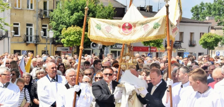 „Piłowanie katolików”. Czarne Audi wjechało w warszawską procesję Bożego Ciała