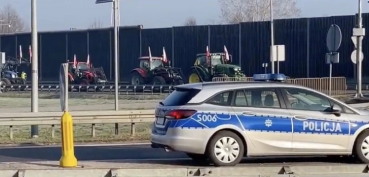 Chciał ominąć blokadę rolników. Kierowca busa potrącił jednego z protestujących