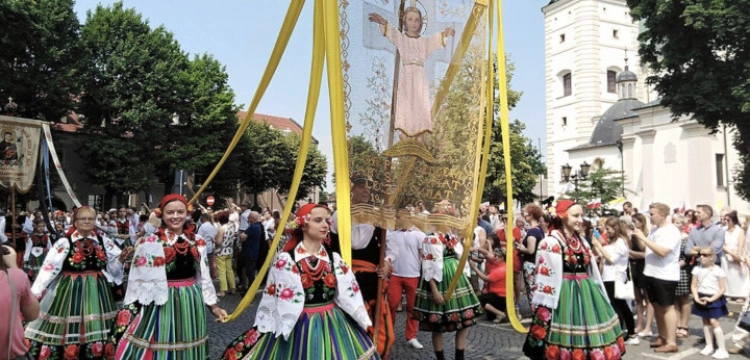 Boże Ciało w Łowiczu: tradycja, która prowadzi do Boga