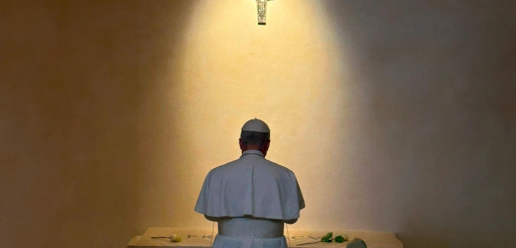 Leon XIV modlił się przy grobie Franciszka