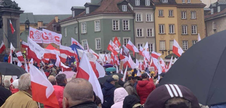 Tłum na Placu Zamkowym! Polacy mówią „NIE!” polityce rządu