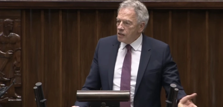 Rosati kończy karierę totalną kompromitacją. Chciał uderzyć w NBP, niechcący… ostro skrytykował Tuska