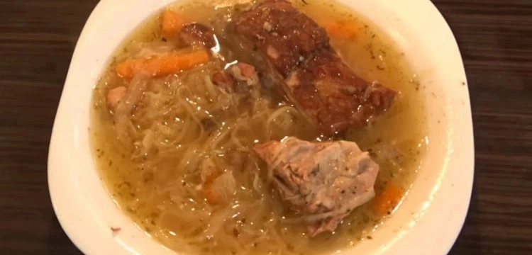 Kwaśnica – góralska zupa na żeberkach zachwyci każdego!