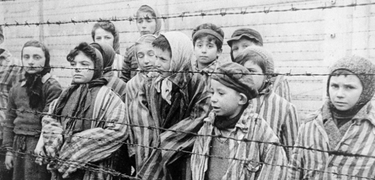 Niebywały skandal! Niemiecki rząd pisze o ofiarach Auschwitz i… pomija Polaków