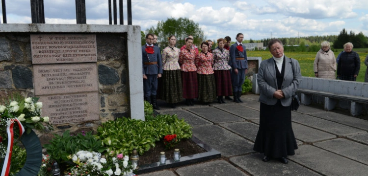 fronda, portal poświęcony, informacje z polski, informacje z świata Zbrodnia w Święcianach. Prof. Tomkiewicz: jako naród nosimy rany stanowiące część tożsamości