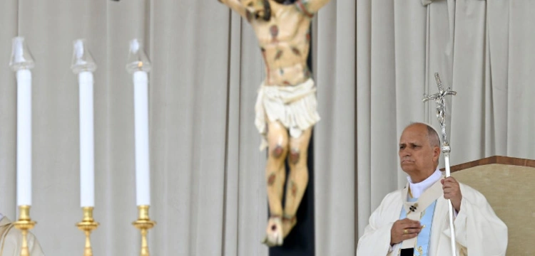 Papież zawierzył się Maryi. Prosi wiernych, by odmawiali różaniec