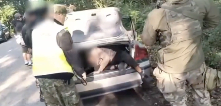 Przemytnicy nielegalnych migrantów ujęci na granicy z Litwą