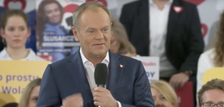 „Pokonaliśmy zło w brudnej postaci”. Tusk mobilizuje elektorat ośmiu gwiazdek