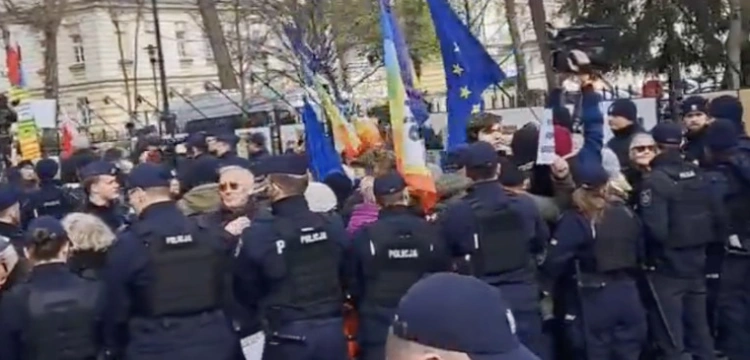 Gorąco przed Trybunałem Konstytucyjnym. W gmachu pojawili się nowi sędziowie