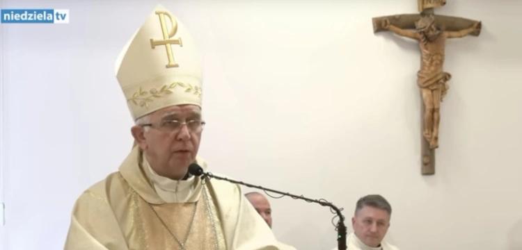 Plany resortu edukacji. Abp Depo: To szansa na ożywienie wiary młodych