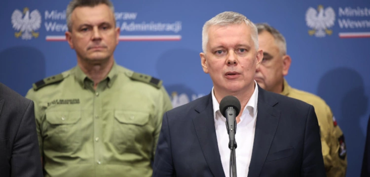 Połowa kraju zagrożona. Szef MSWiA: 20:00 to „godzina zero”