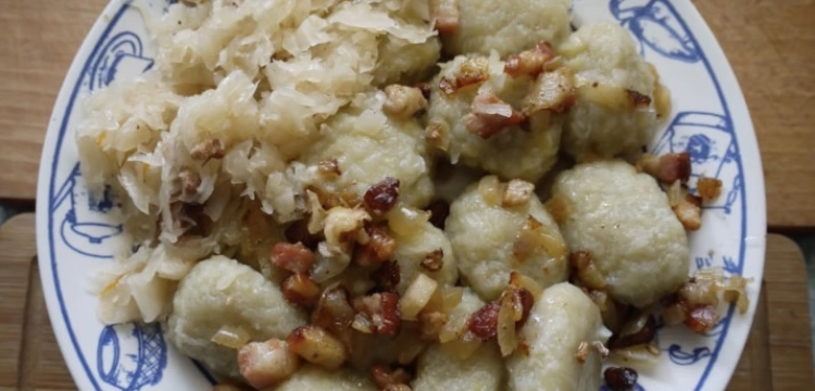 Kuchnia z dzieciństwa: kluski kładzione ze skwarkami