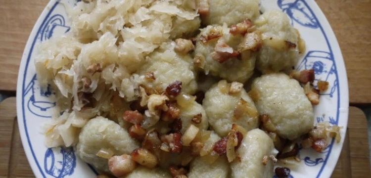 Kuchnia z dzieciństwa: kluski kładzione ze skwarkami