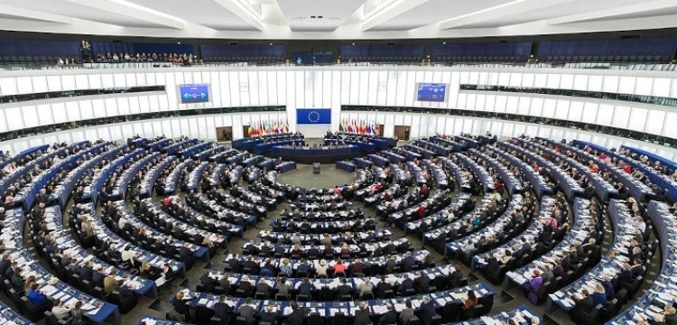 Klamka zapadła. PE przegłosował pakt migracyjny. Projekt poparli europosłowie koalicji Tuska