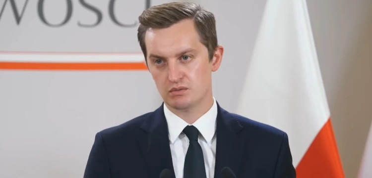 Cel Brukseli? Wiceminister Kaleta: Odcięcie od funduszy i zmiana władzy w Polsce