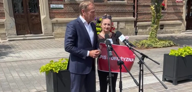 Tusk spotkał się ze „zwykłą obywatelką”. Okazała się… działaczką PO