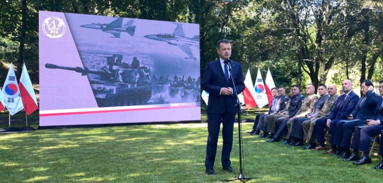 „Musimy się zbroić”. Szef MON podpisał umowy na broń z Korei Południowej