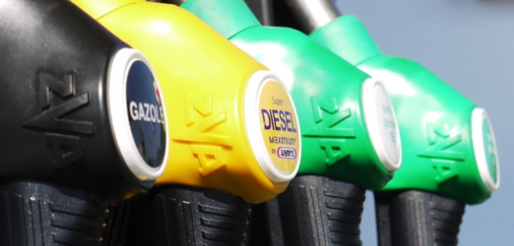 Kierowcy odetchną z ulgą? Analitycy: Ceny paliw będą spadać