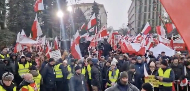 Biało-czerwono przed Sejmem! Tłum Polaków przybył wyrazić swój protest