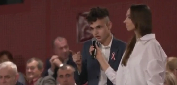 Organizatorzy musieli zabrać mu mikrofon. Młody mężczyzna masakruje Tuska