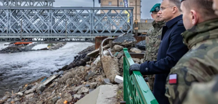 Prezydent: Ofiary powodzi wciąż potrzebują pomocy