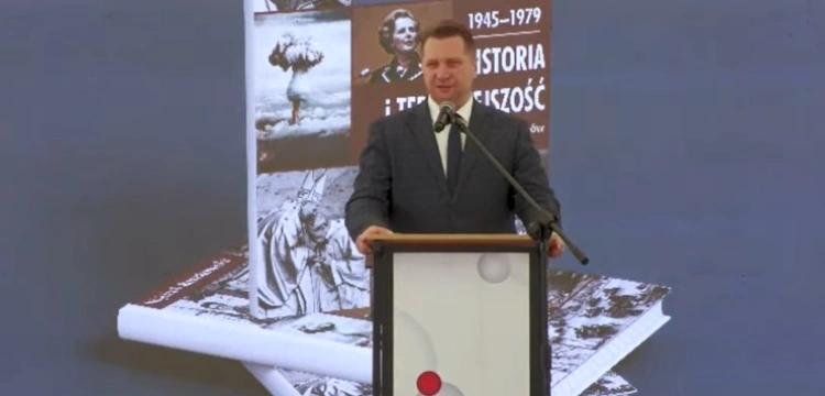 Szef MEiN: To podręcznik niewygodny dla esbeków i ich dzieci