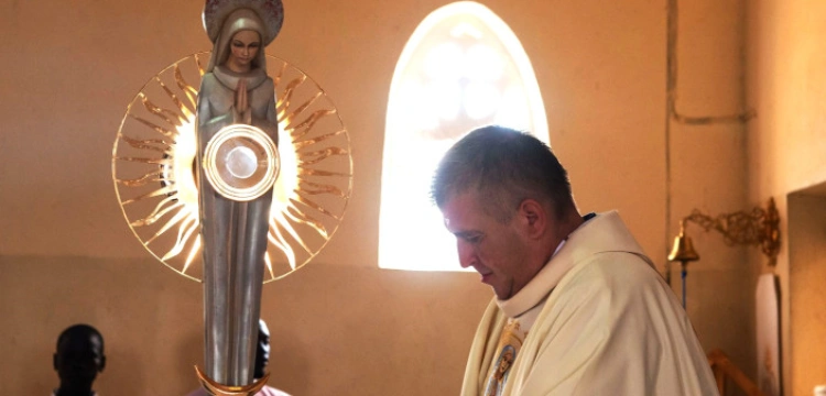 Pocieszycielko uchodźców, módl się za nami!