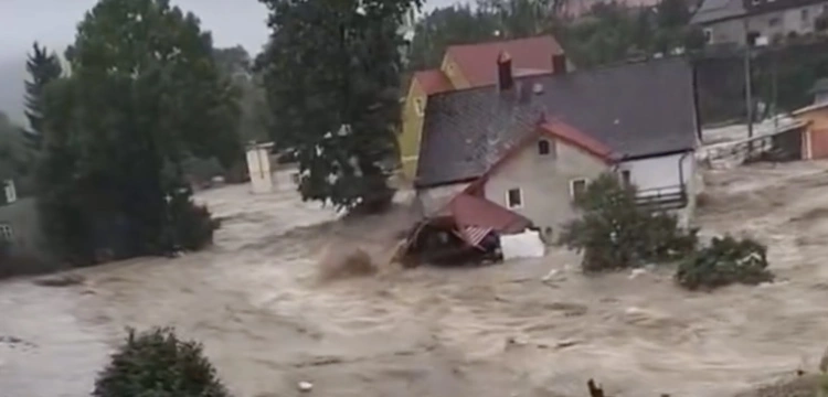 Stronie Śląskie zalane. Woda przerwała tamę