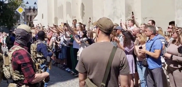 „Dziękujemy!”. Wzruszające sceny w Łucku. Ukraińcy czekali na polskiego prezydenta
