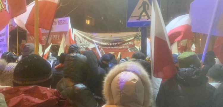 Patrioci mówią „nie” rządowi! Protest Wolnych Polaków przed TK