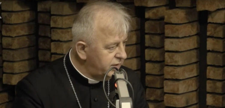 „Judaszowa noc”. Bp Piotrowski o profanacji kapliczki w Czerwonej Górze