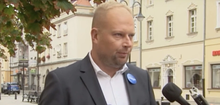 Uszkodził auto posła KO. Mężczyzna usłyszał zarzuty