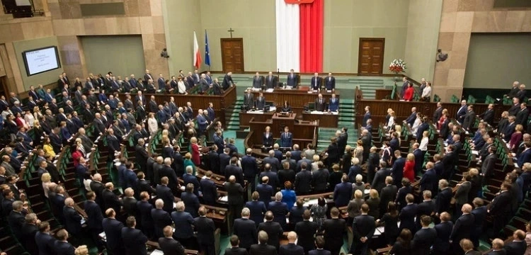 „Lex wiatrak”. Sejm przyjął projekt KO i Polski 2050