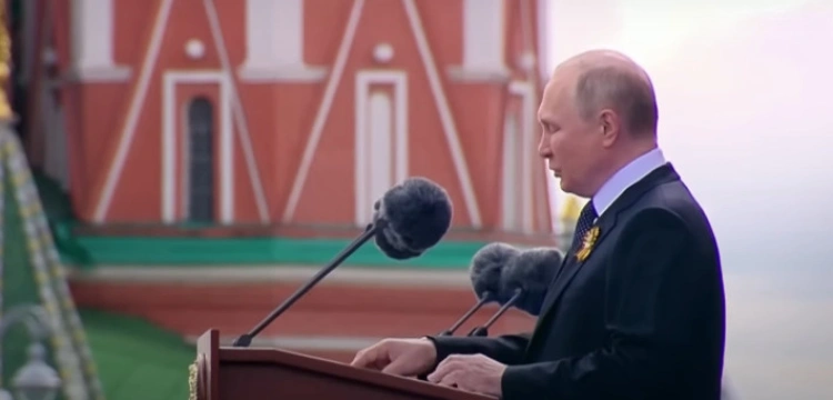 W Kaliningradzie ludzie dorabiają zbierając jagody