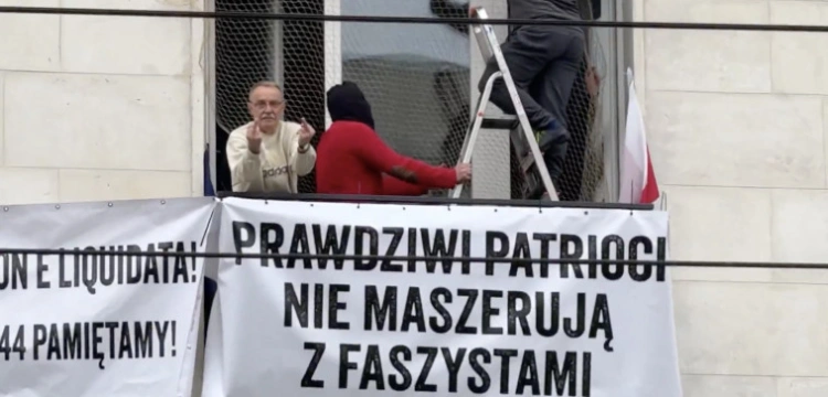 „Prawdziwi patrioci nie maszerują z faszystami”. Tak reprezentanci „Uśmiechniętej Polski” próbowali dziś prowokować uczestników MN