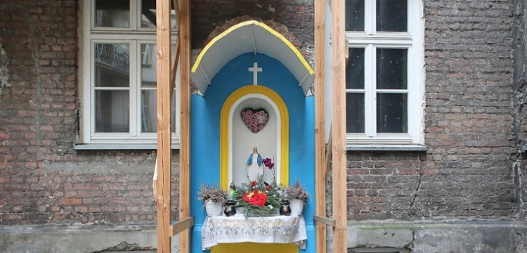 Warszawskie kapliczki: świadkowie dramatu wojny i cudów ocalenia