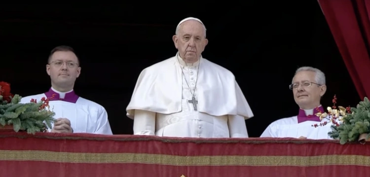 Papież na Urbi et Orbi: W Dzieciątku Jezus zobaczmy twarze dzieci, które tęsknią za pokojem