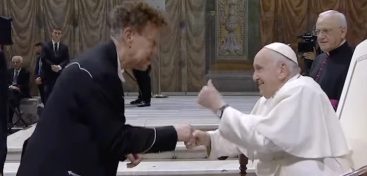 Bluźnierczy artysta „sojusznikiem” papieża? Kontrowersyjne spotkanie w Watykanie